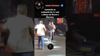 Leonardo se acabando de rir com a dança do Bruno e Marrone
