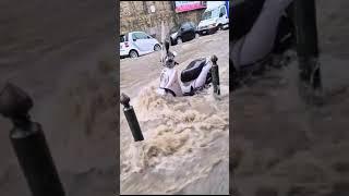 Nubifragio a Napoli, un fiume d'acqua inonda via Posillipo (21/10/2023)