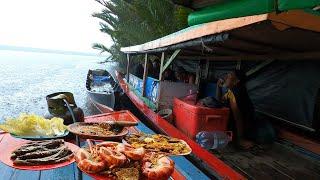 Hujan deras saat berpetualang mancing di sungai langsung masak dan makan di perahu