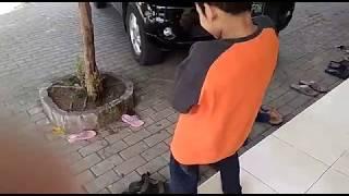 Lucu,Anak kencing sembarangan...