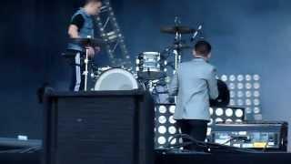 Arctic Monkeys - entrance + 'Do I Wanna Know?' [Live at Best Kept Secret, Hilvarenbeek - 21-06-2013]