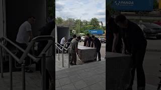 Показываем, как занести в дом огромный #столизслэба