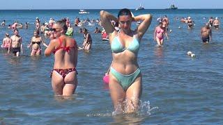 Пляж Анапы. На Черном море очень жарко. Без комментариев