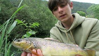 Bachforellen Spinnfischen am kleinen Fluss.