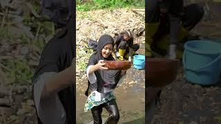 Konten Eksklusif Berlangganan | Keseruan Berburu Ikan dan Masak di Sungai Bersama Keluarga