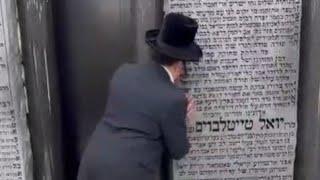 Lipa Schmeltzer Visiting The Zion Of Satmar Rebbe Z"L after Satmer Chasidim Cancelled Him For Evant