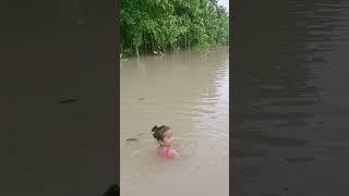 Happy Ajalah . Meski Banjir Tetap Ceria Bermain Bersama .