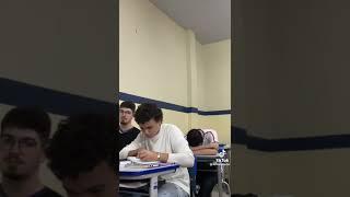 O prof chegou e mandou eu sentar q vergonha 