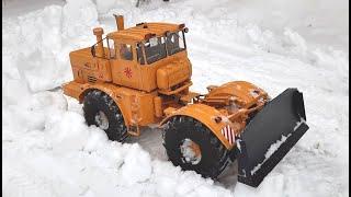Радиоуправляемый трактор К-700 разгребает снег