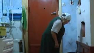 Баба Надя 90 лет топит печь