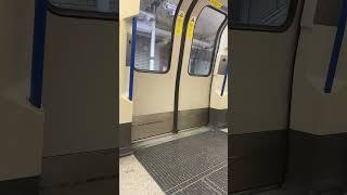 Tube Doors Closing #tube #londonunderground #travel #uk #britain