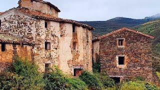 SOLO en un PUEBLO ABANDONADO desde los AÑOS 70 - ¿Que PASÓ? | Sitios abandonados