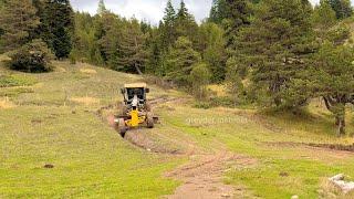 Грейдер John Deere 670 GP ремонтирует зеленые лесные дороги #johndeere #grader #deere