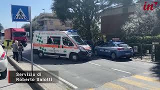 Donna investita da un'auto mentre attraversa le strisce pedonali