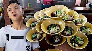 LITTLE ASIAN GUY STRUGGLES TO EAT 20 BOWLS OF THAI BOAT NOODLES (CHALLENGE) | Bangkok Thailand