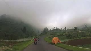 Perjalanan menembus awan menuju dataran tinggi Dieng