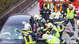 Menschenrettung nach Verkehrsunfall auf Kremstalstraße