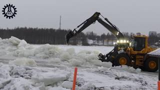 Volvo EC140CL & L70G digging up ice , push it up in a big pile