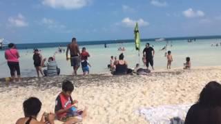 Familias disfrutan el día festivo en las playas de Cancún