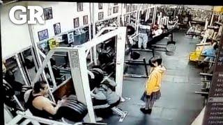 Cae barra sobre mujer en gym y fallece