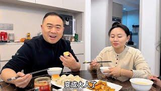 20岁女儿得知爸爸投资开店，也不免有些担忧，孩子长大了