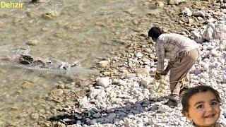 "The struggle of a nomadic father to solve the hunger of his children in the mountains"