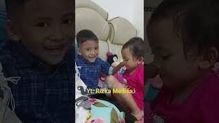 KAKAK ADIK SALING MENYAYANGI #shorts #viral #video #tiktok #anakpintar #anaktk #anakpaud