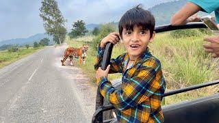 TIGER Etni Paas Aagya  Road Pe