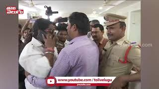 టీఆర్ఎస్ రెబెల్ అభ్యర్థి హల్చల్ | TRS Rebel Candidate Hulchal In Police Station | Tolivelugu TV