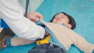 【Movie】3歲男孩昏迷查不出病因，專家都束手無策，下秒男醫生一個舉動救活他！