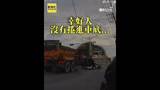 學長無視路口紅燈直直闖！騎士綠燈起步遭撞險捲車底