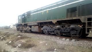 137 Up Lala Musa Express coming from Sargodha and about to reach Bhalwal Railway Station