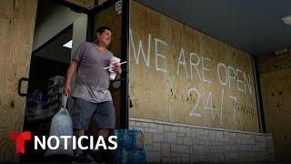 Texas empieza a sentir los primeros embates de la tormenta tropical Beryl | Noticias Telemundo