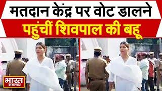 जब मतदान केंद्र पर वोट डालने पहुंचीं Shivpal Yadav की बहू व Aditya Yadav की पत्नी Rajlakshmi