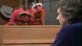 Muppet Show. Animal attacks Dudley Moore
