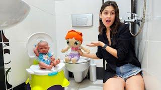 Ayşe, Ela'nın tuvalet eğitimi için klozet getiriyor! Bebek bakma oyunları