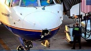 В самолёт авиакомпании Icelandair попала молния!