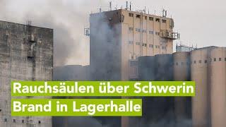 Brand vernichtet Strohlager in Schwerin-Wüstmark – Löscharbeiten bis Montag