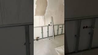 Монтаж гипсовой плитки Скала в спальне.
