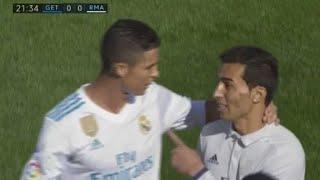 A fan enters the pitch to hug Cristiano Ronaldo ▶ REAL MADRID VS GETAFE 0-0 LA LIGA