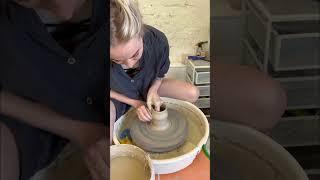 Витой стакан на гончарном круге #pottery #swirlymug #керамика