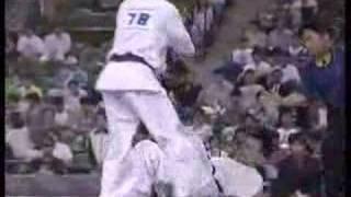 "Kyokushin Karate"　KO　(middle & knee kick)