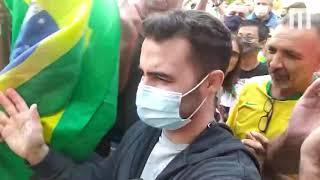 Arthur do Val é xingado em manifestação bolsonarista