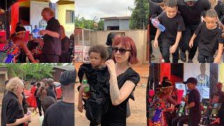 Atsu’s wife & children joined the ‘Adowa’ dancers as they finally visit Atsu’s family hse in Accra