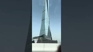 De DMCC Dubai tower aan de buitenkant
