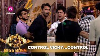 हाथ मत पकड़ - Abhishek पर भड़का Vicky | Bigg Boss 17