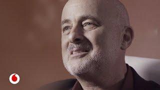 David Brin, científico y escritor: “La ciencia ficción nos previene de los peligros del futuro”