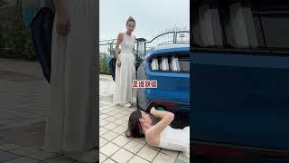 整蛊姐姐叫她帮忙修车，把她变成大黑脸！#两只马儿 #搞笑 #整蛊 #funny