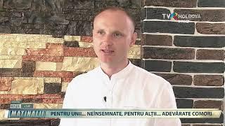 Expoziție de instrumente vechi în vitrina unui magazin din Peresecina