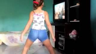 Menina dançando Parara Tibum- Mc Tati Zaqui